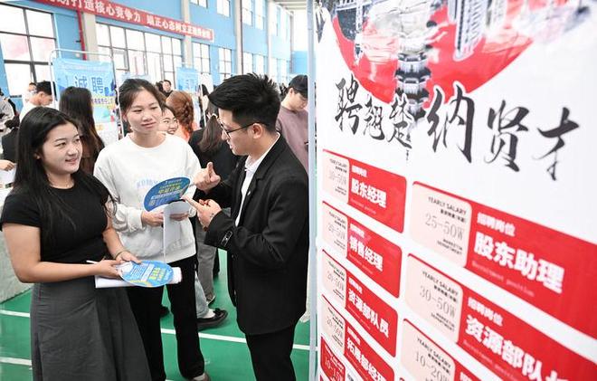 确定性应对各种不确定性——中国经济圆桌会聚焦“四稳”AG真人中国经济圆桌会·新华全媒头条以高质量发展的(图5)