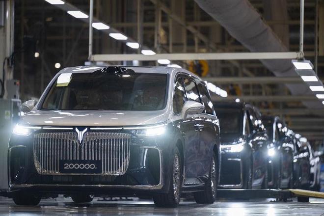 确定性应对各种不确定性——中国经济圆桌会聚焦“四稳”AG真人中国经济圆桌会·新华全媒头条以高质量发展的(图2)